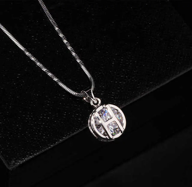 Fashion Jewelry Simple Cubic Zirconia Pendant Necklace for Women in Silver Color