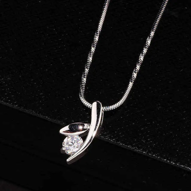 Fashion Jewelry Simple Cubic Zirconia Pendant Necklace for Women in Silver Color