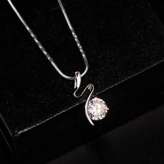 Fashion Jewelry Simple Cubic Zirconia Pendant Necklace for Women in Silver Color