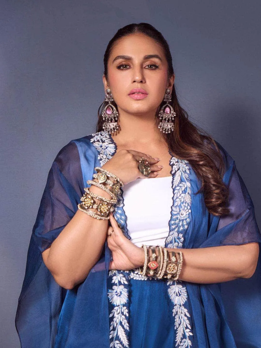 Huma Qureshi In Kundan And Pearl Studded Oxidized Bracelet